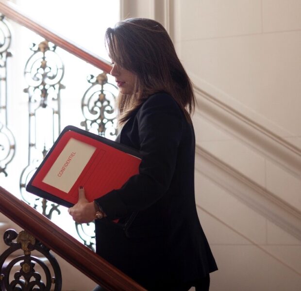 Julie Catalifaud, détective privée experte en enquêtes de solvabilité à Paris