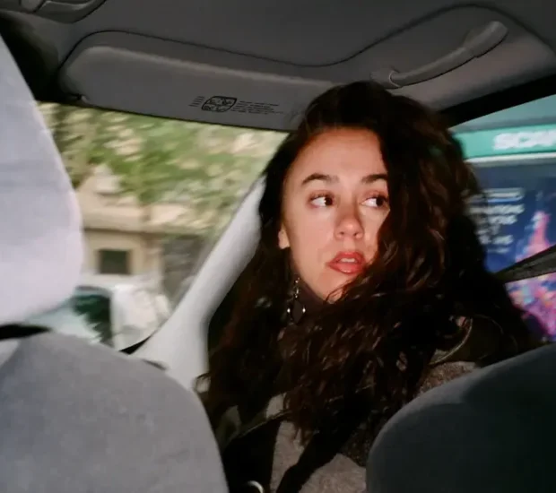 Julie Catalifaud, détective privée en filature se retourne dans une voiture - agence Vendôme Investigation